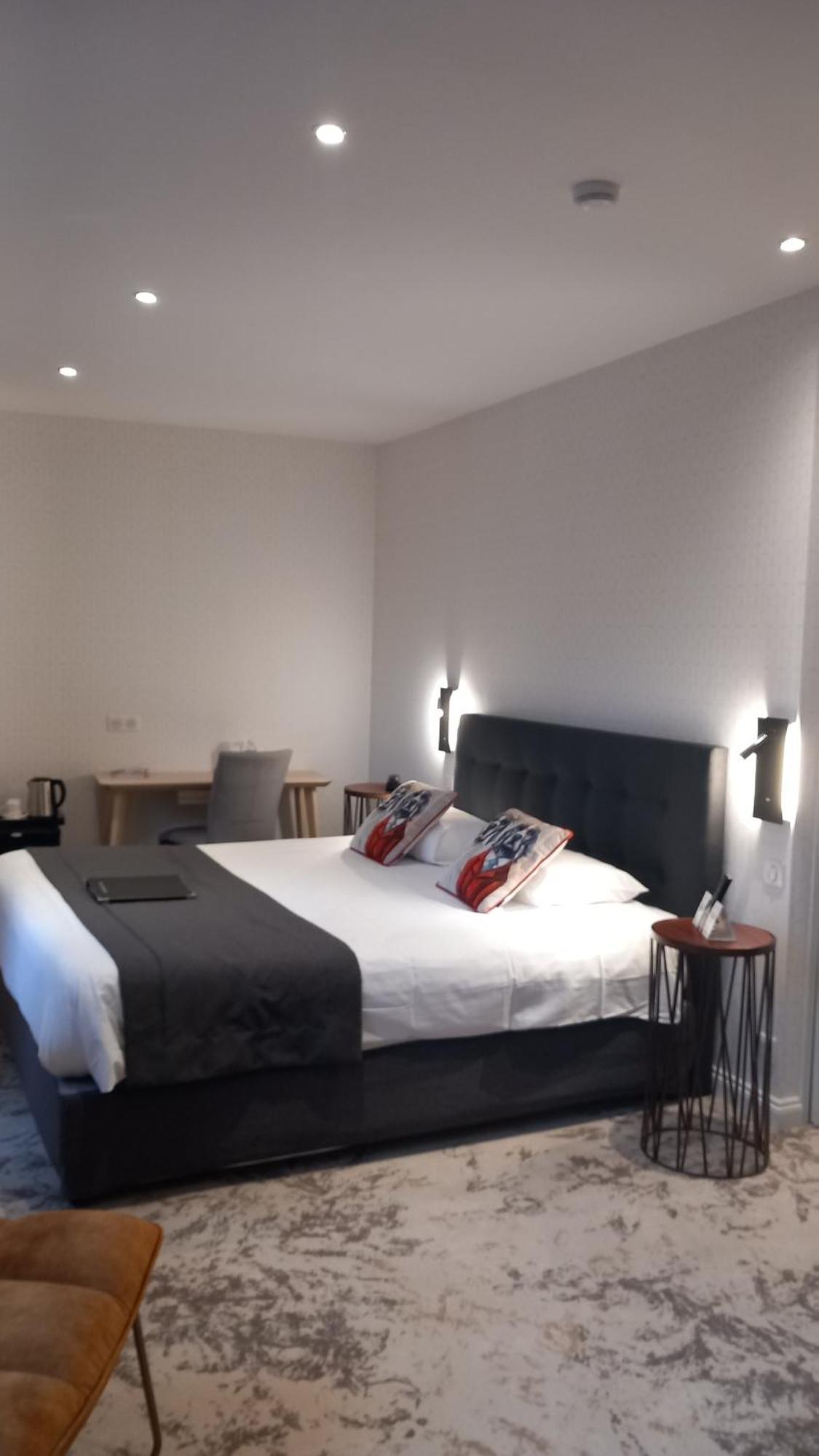 Logis & Restaurant - Les Hauts De Montreuil Hotel