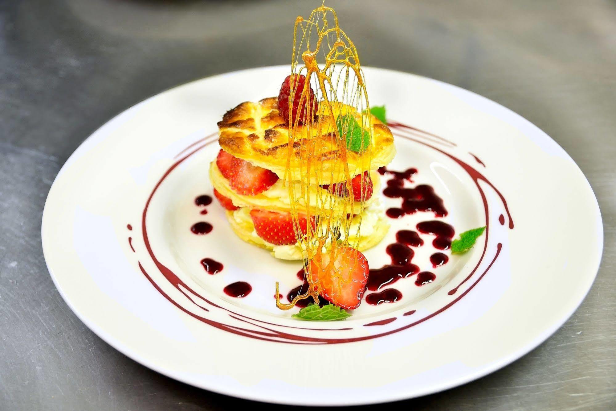 Logis & Restaurant - Les Hauts De Montreuil Hotel Montreuil (Pas-de-Calais)
