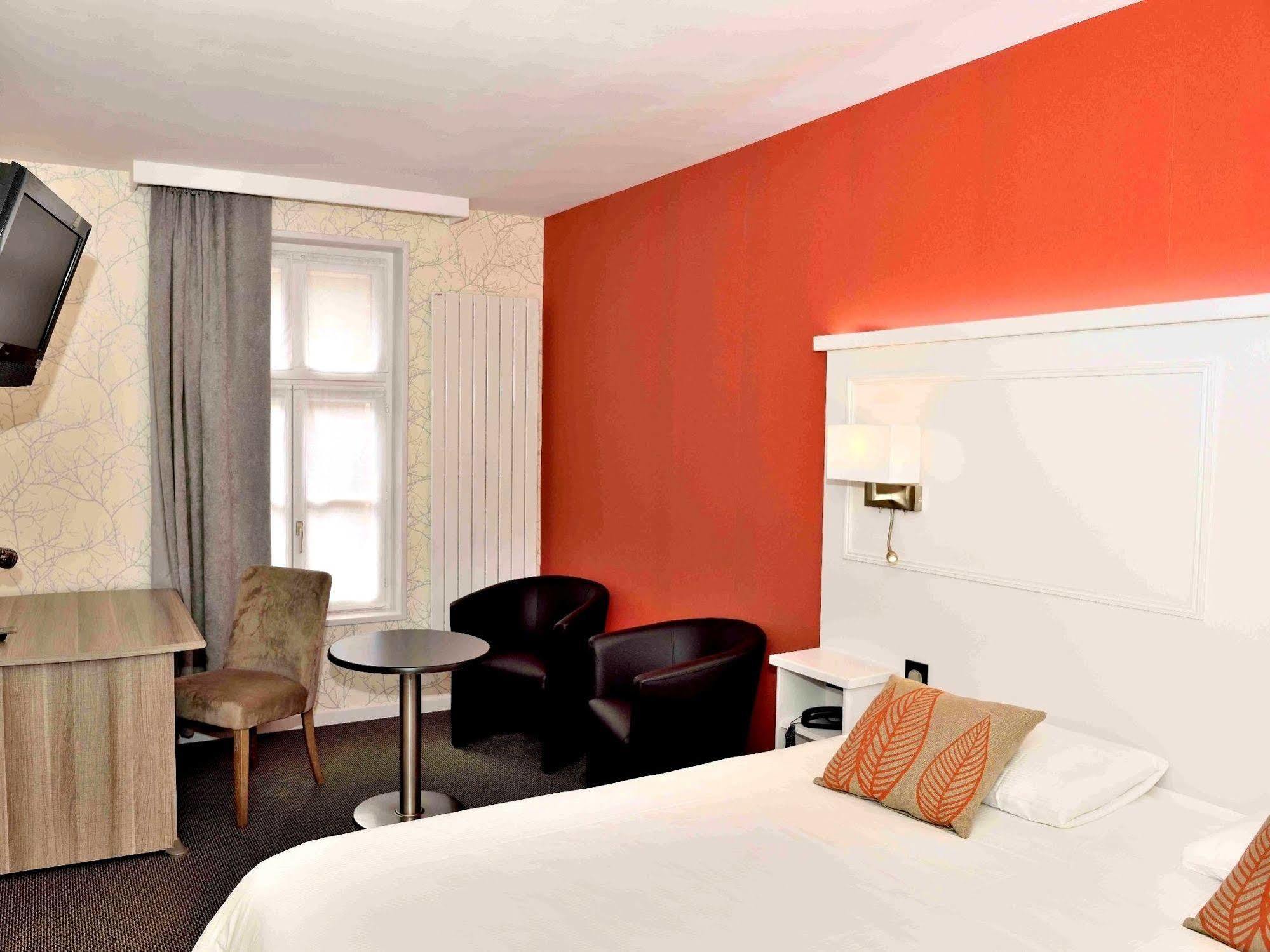 Logis & Restaurant - Les Hauts De Montreuil Hotel