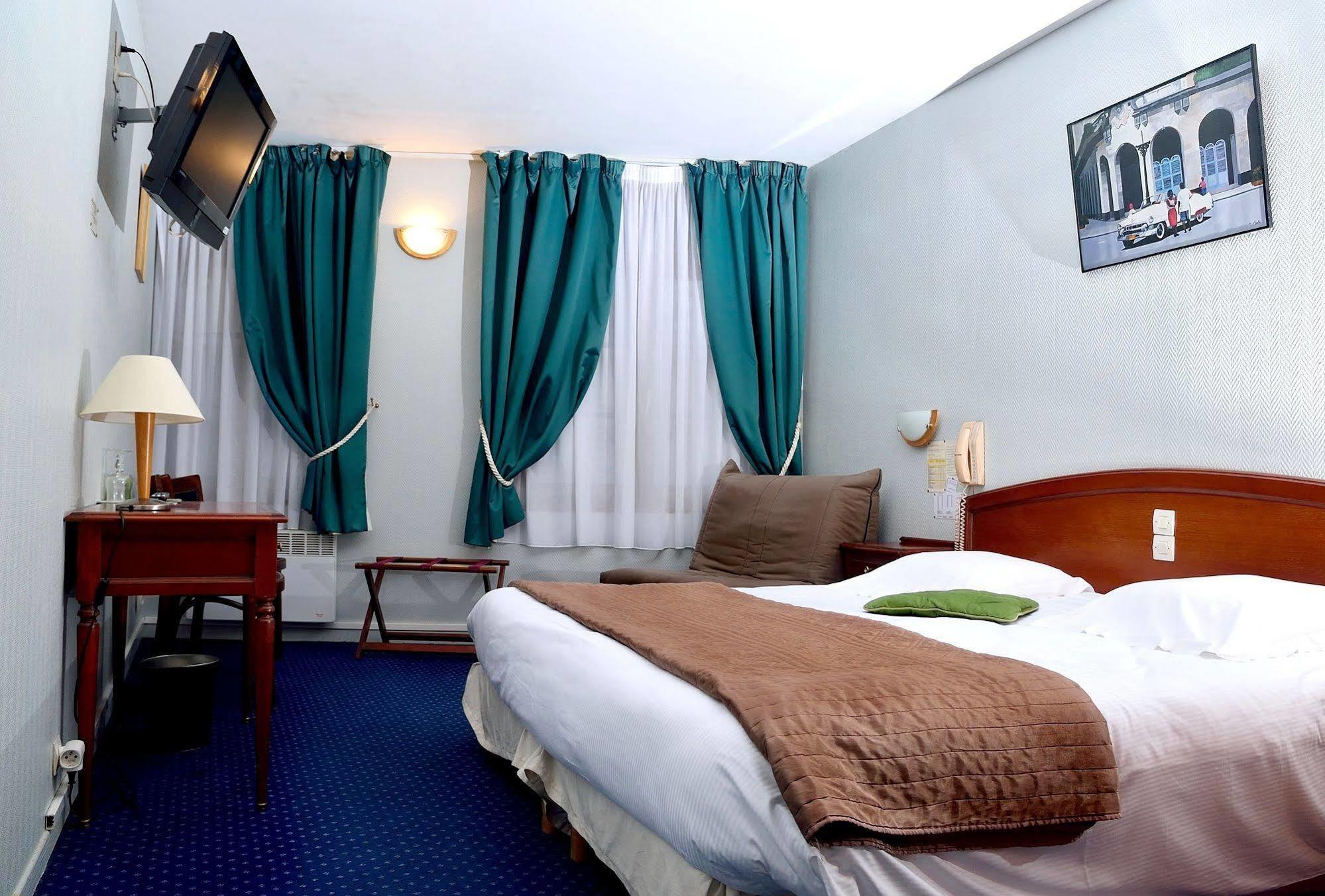 Hotel Logis & Restaurant - Les Hauts De Montreuil 3*