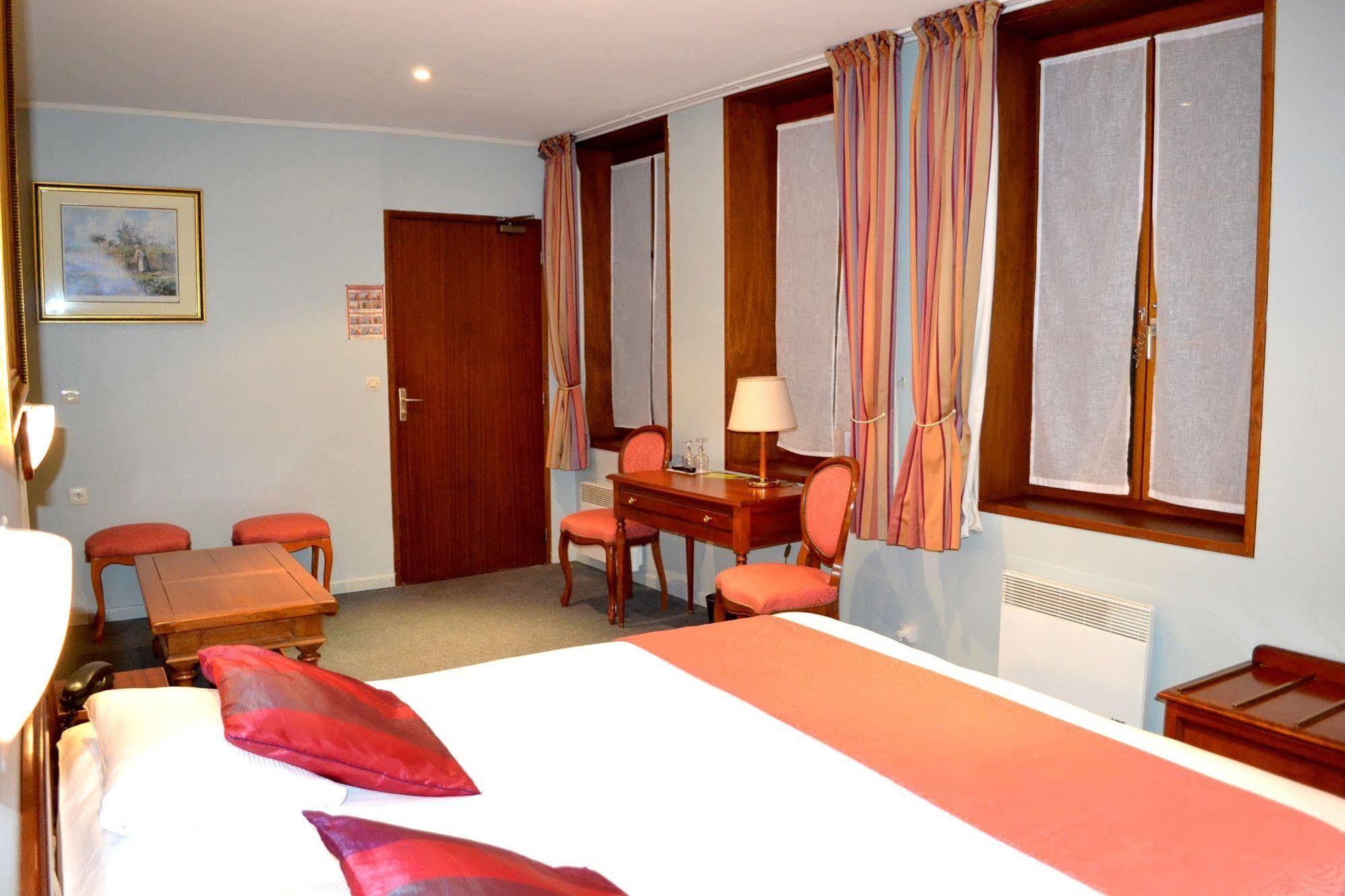Logis & Restaurant - Les Hauts De Montreuil Hotel 3*